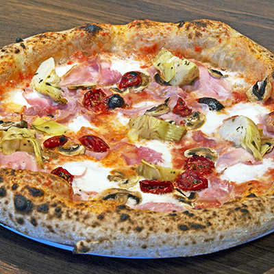 Napolitanska pizza s svežimi sestavinami